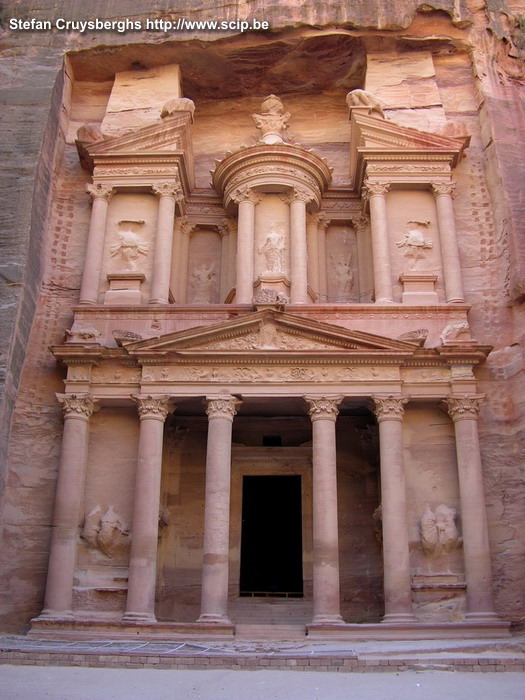 Petra - Treasury Vooral de Treasury (al Khazna), bekend uit de Indiana Jones film, is ontzettend goed bewaard gebleven. Het is uitgehakt uit de roze zandstenen rotsen.<br />
 Stefan Cruysberghs
